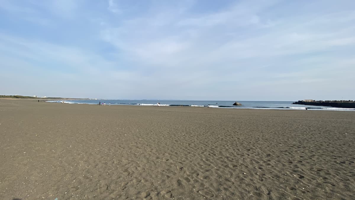 釣り当日の日に撮影した砂浜と少し高い波