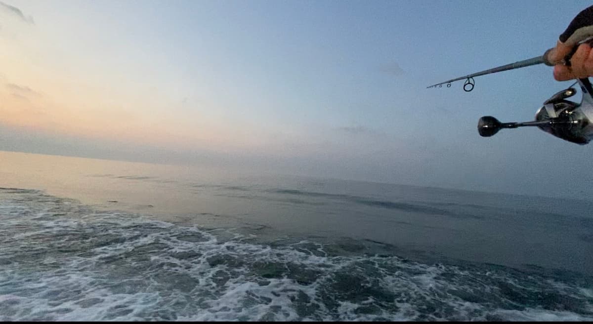 私自身が海に向かってルアーをキャストしている様子を写した写真
