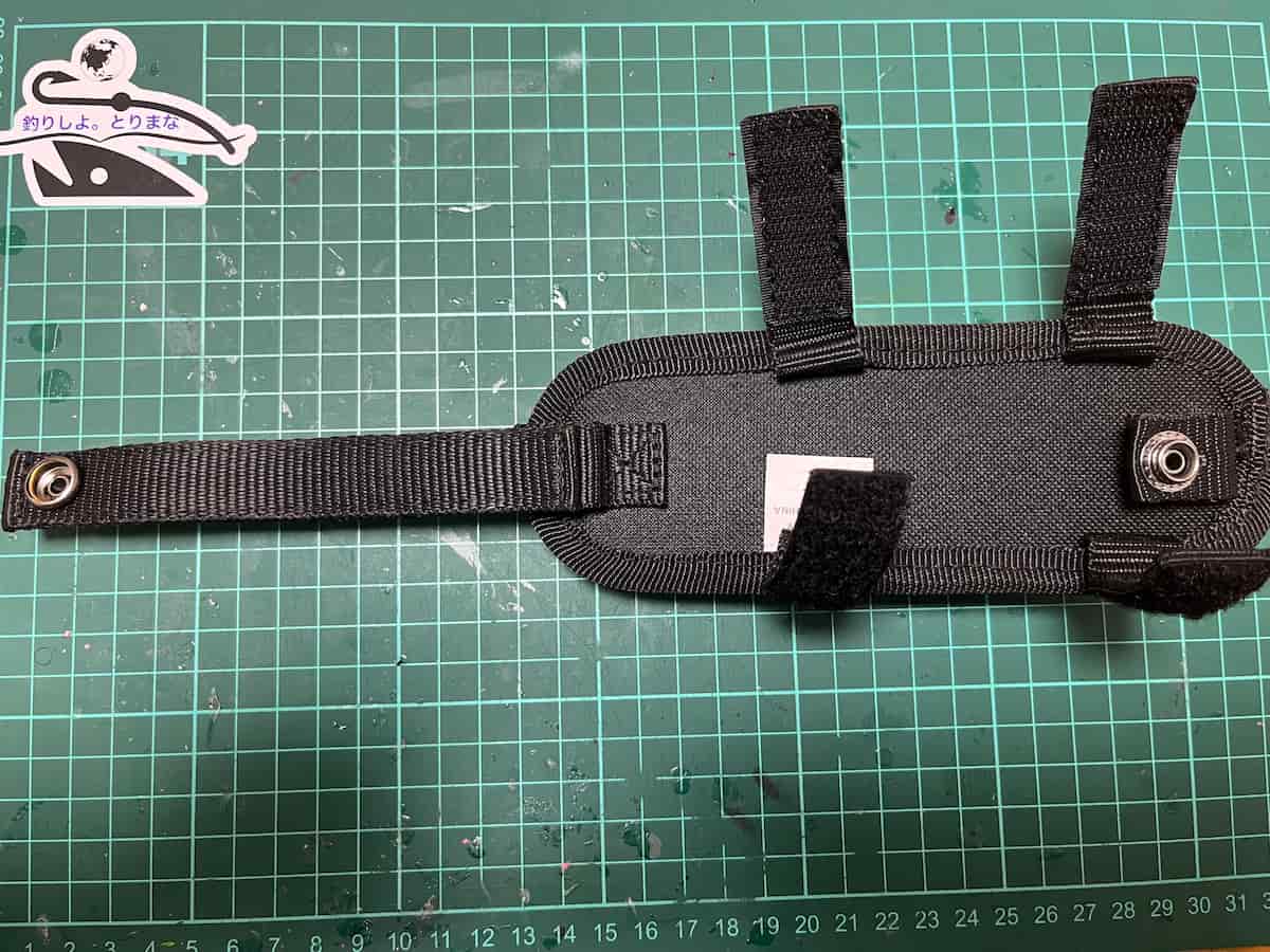 シマノのフィッシュグリップホルダーBP-002Wの取り付け用のベルト部分を開いた状態の写真