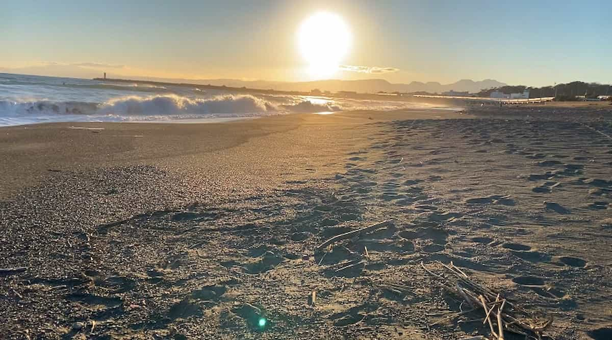 釣りをした日の夕方のサーフを捉えた写真