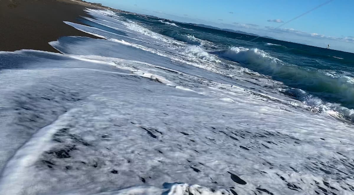 釣りをした日のサーフからの海の様子を捉えた写真