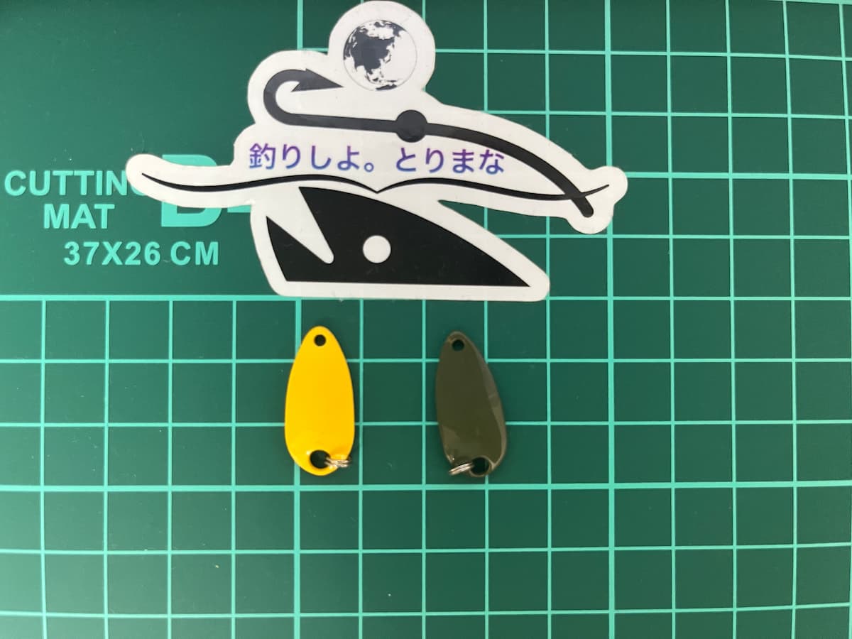 使用したルアーの色違いを並べてシルバーやゴールドカラーを比較している